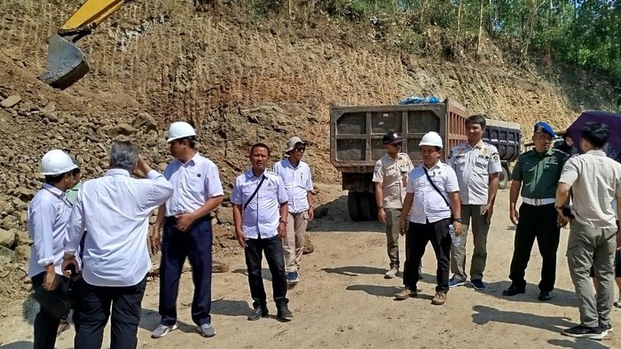 Tim DLH Gunungkidul saat meninjau lokasi tambang di Sumberan, Tancep, Kapanewon Ngawen, Rabu (26/6/2024).