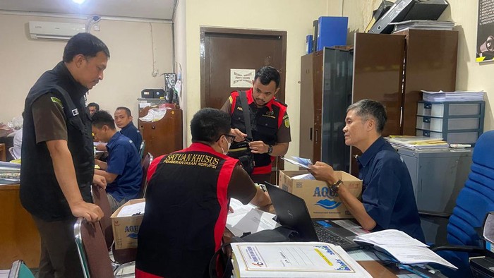 Tim Pidsus Kejaksaan Negeri Kota Cirebon saat menggeledah Kantor Perumda Bank Cirebon