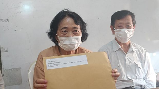Orang tua korban TPPO Ing (63) dan suaminya Jay (72) menunjukkan surat yang akan dikirim ke Presiden Jokowi untuk meminta bantuan memulangkan anaknya, Rabu (26/6/2024).