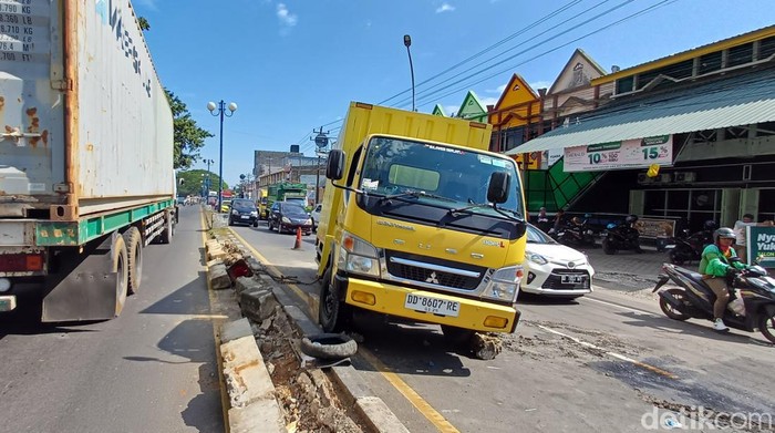 Truk boks terbalik di Jalan Poros Makassar-Maros.