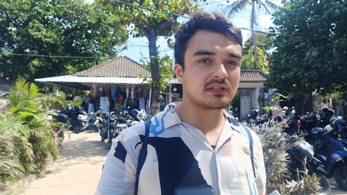 Turis asing asal Skotlandia, Jimmy saat ditemui detikBali di kawasan Pantai Sindhu, Denpasar, Bali pada Selasa (25/6/2024). (Ni Made Lastri Karsiani Putri-detikBali)