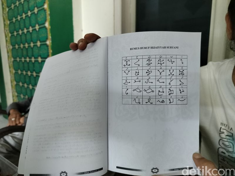 Ubad menunjukkan kitab bahasa Suryani karangan Abuya Mama Ghufron