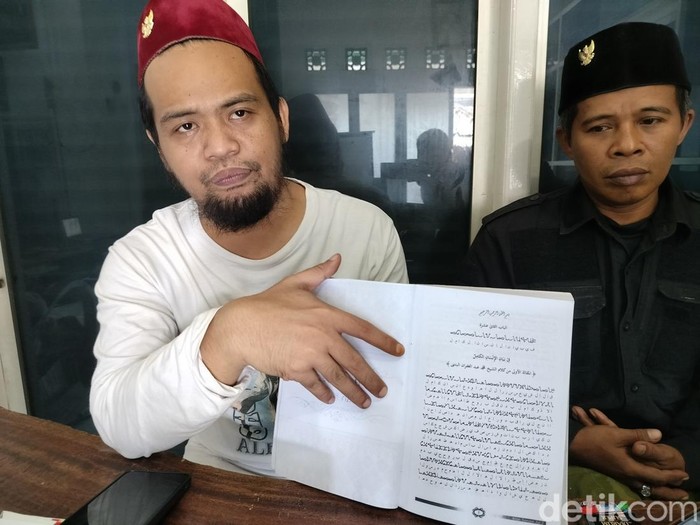Ubad menunjukkan kitab bahasa Suryani karangan Abuya Mama Ghufron