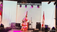 Salah satu tarian pembuka acara di panggung utama Pasar Indonesia di Belanda.