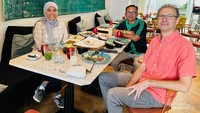 Makan siang bersama suami dan adik bungsu sebelum naik perahu di Kota Gent.