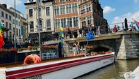 Perahu wisata yang akan kami naiki di Kota Gent.