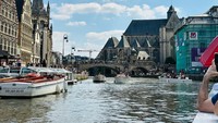Ramainya wisatawan menyusuri kanal di Kota Gent.