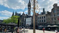 Teras dan kafe yang senantiasa ramai di musim panas di Kota Gent.