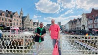 Menyempatkan membuat foto suami dan adik di Kota Gent.