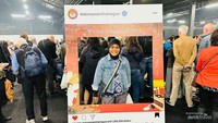 Berpose sejenak di keramaian pasar Indonesia