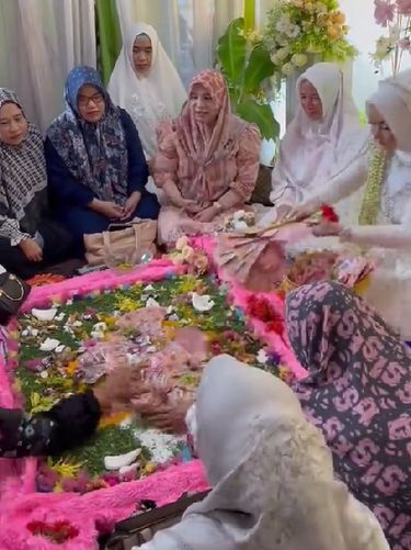 Unggahan prosesi adat dalam pernikahan pada masyarakat Banjar Unggahan prosesi adat dalam pernikahan pada masyarakat Banjar ini mendadak viral dan jadi sorotan warganet di TikTok