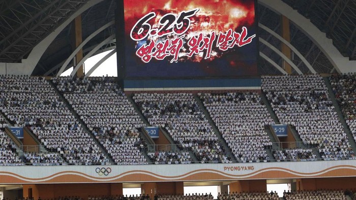 Unjuk Rasa Anti-AS Peringati 74 Tahun Perang Korea di Korut People take part in a mass rally to mark what North Korea calls