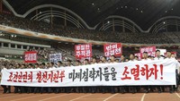 Dalam rekaman yang disediakan oleh kantor berita resmi Korea Utara KCNA, Stadion May Day dipenuhi oleh banyak orang yang mendengarkan pidato dan menonton video.