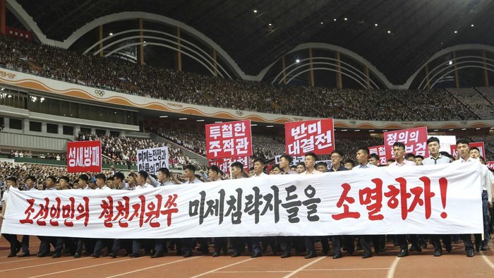 Unjuk Rasa Anti-AS Peringati 74 Tahun Perang Korea di Korut People take part in a mass rally to mark what North Korea calls