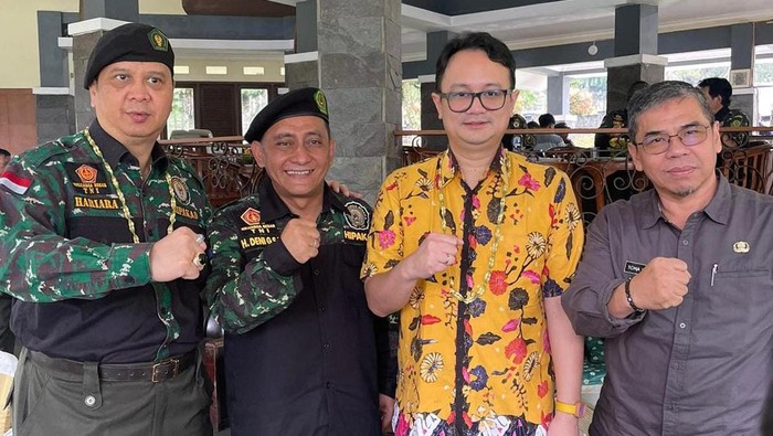 Wakil Menteri Perdagangan (Wamendag) Jerry Sambuaga mensosialisasikan pentingnya UMKM dan digitalisasi pasar bersama ratusan anggota HIPAKAD (dok. ist)