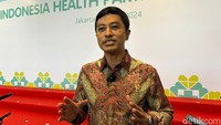 Wakil Menteri Kesehatan RI, Dante Saksono Harbuwono, memberikan keterangan pers mengenai situasi COVID-19 di Indonesia, Rabu (28/5/2025). Ia mengatakan sudah ada kasus COVID-19 yang terdeteksi di Indonesia tapi angkanya tidak terlalu tinggi. (Arsip Foto: Suci Risanti Rahmadania/DetikHealth)