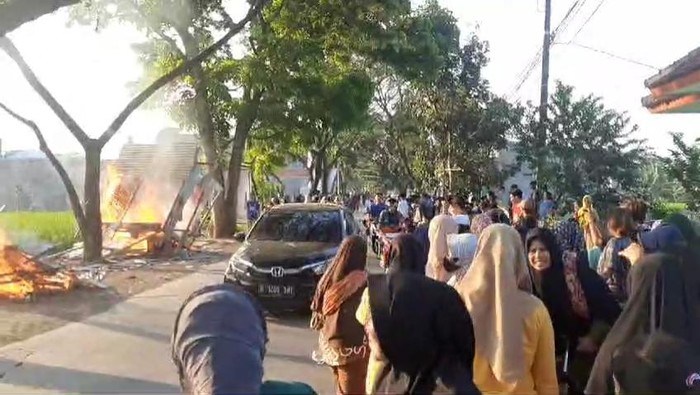 Warga bakar kios obat di Cianjur