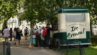 Disamping itu, di taman juga ada yang menjual ice cream.