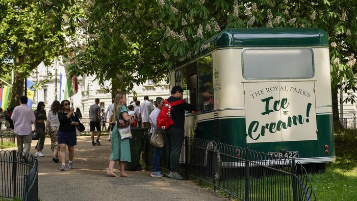 Warga London Bersantai di Taman Saat Cuaca Lagi Terik Meski cuaca sedang panas, suhu udara mencapai 28 derajat celcius, sejumlah warga di London tetap bersantai di Taman St. James. Ini foto-fotonya.