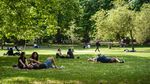 Warga London Bersantai di Taman Saat Cuaca Lagi Terik-teriknya