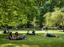 Warga London Bersantai di Taman Saat Cuaca Lagi Terik-teriknya