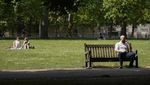 Warga London Bersantai di Taman Saat Cuaca Lagi Terik-teriknya