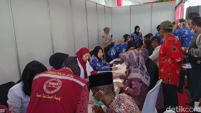 Warga Lumajang mengikuti bhakti kesehatan yang digelar Polda Jatim.