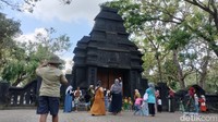 Pengunjung mulai masuk gerbang wisata Kayangan Api Bojonegoro.