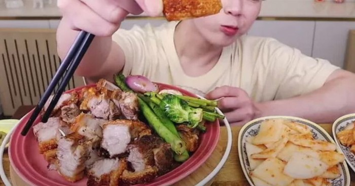 YouTuber Ini Alami Radang Tenggorokan Parah usai Mukbang Perut Babi
