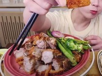 YouTuber Ini Alami Radang Tenggorokan Parah usai Mukbang Perut Babi