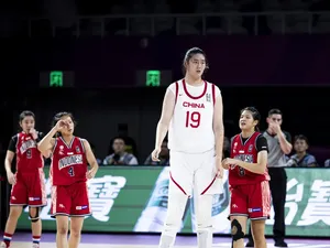 Zhang Ziyu Pebasket Raksasa China Setinggi 220 Cm