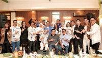 Ini adalah momen makan malam bersama dengan rekan politik dari partai yang sama, yakni PAN. Terlihat ada beberapa artis terkenal ikut bergabung. Foto: Instagram @zita_anjani