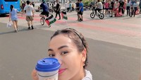 Ada juga momennya saat dapat kopi gratis saat sedang jogging di area Car Free Day (CFD). Rupanya ia mendapat kopi gratis dari kafe Uncle Z. Foto: Instagram @zita_anjani