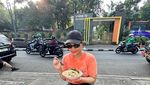 Gaya Zita Anjani Jajan Bubur Ayam Kaki Lima hingga Restoran
