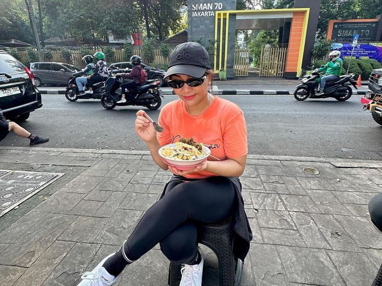 Gaya Zita Anjani Jajan Bubur Ayam Kaki Lima hingga Restoran