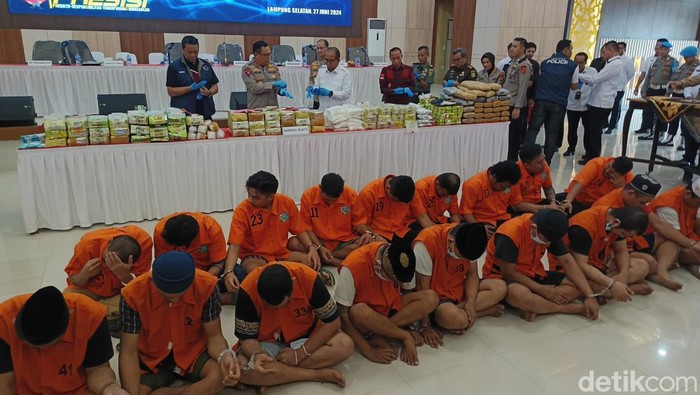 Selama Operasi Antik Krakatau 2024, Polda Lampung dan jajaran menangkap 49 tersangka dalam kasus narkoba. Barang bukti 147 kilogram sabu dan 56 kilogram ganja turut disita.