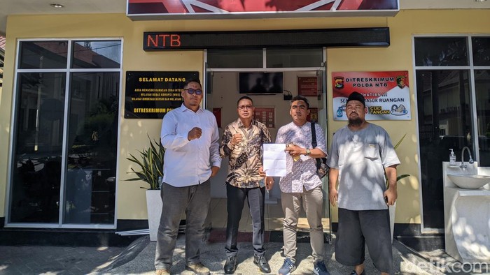Achmad Saifullah (tengah batik), kuasa hukum Lale Laksmining Puji Jagat, saat melaporkan Moh Suhaili Fadhil Thohir ke Polda NTB, Kamis (27/6/2024). (Ahmad Viqi/detikBali)