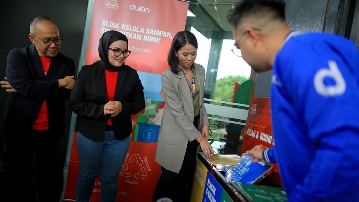 Ajakan untuk Masyarakat Bijak dalam Mengelola Sampah Sampah plastik menjadi momok yang sangat menakutkan demi kelangsungan hidup di bumi. Sampah plastik di Indonesia sendiri terus meningkat selama satu dekade terakhir.