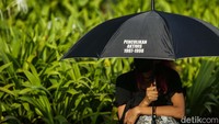 Seperti biasanya, mereka memakai kaos serta payung warna hitam.  