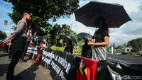 Para aktivis dari Jaringan Solidaritas Korban untuk Keadilan melakukan Aksi Kamisan ke-820 di seberang Istana Merdeka, Jakarta, Kamis (27/6/2024).  
