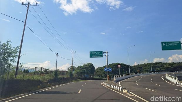 Alur menuju parkiran motor bandara Sultan Hasanuddin