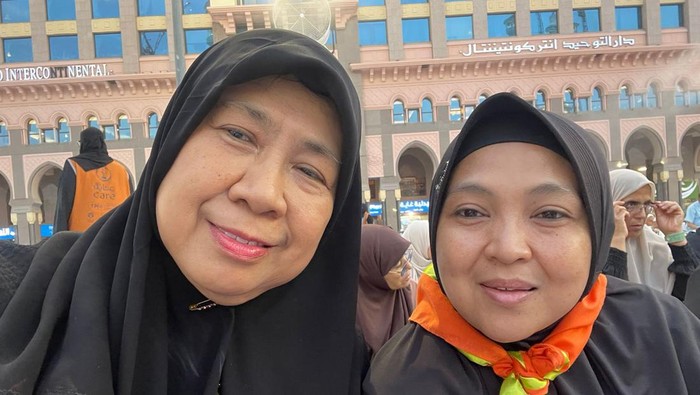 Anggota Komisi VII DPR RI, Andi Yuliani Paris (kiri) bersama jemaah haji asal Pandeglang, Banten, Siti Rohmah (kanan) saat berada di Makkah.
