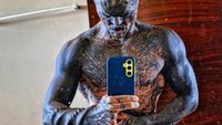 Loffredo memotong jari tangan, hidung, dan daun telinganya. Dia juga mentato seluruh tubuh dan matanya menjadi warna hitam sehingga dijuluki Black Alien (Foto: Instagram @the_black_alien_project)