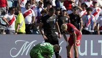 Pada paruh pertama pertandingan Copa America Kanada melawan Peru, hakim garis Humberto Panjoj tampak pingsan di bawah sinar matahari langsung di lapangan. (Foto: AP/Ed Zurga)