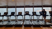 Kemewahan juga dapat traveler rasakan di berbagai fasilitas yang ada. Salah satunya adalah fasilitas gym. Tentunya berolahraga dengan pemandangan laut lepas adalah pengalaman mewah yang tak mungkin didapatkan di daratan.