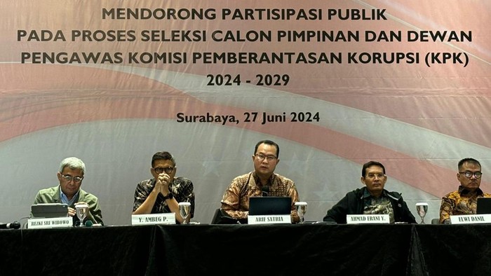 Arif Satria (tengah)