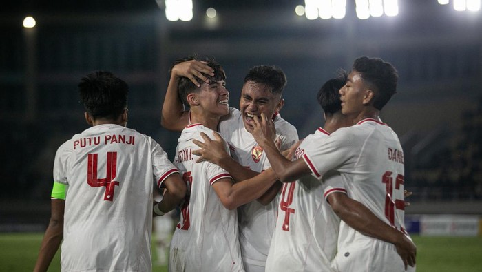 Indonesia memastikan ke semifinal Piala AFF U-16 2024. Kemenangan telak 6-1 atas Laos mengantar timnas U-16 jadi juara Grup A. Indonesia menghadapi Laos di Stadion Manahan, Solo, Kamis (27/6/2024) malam WIB. ANTARA FOTO/Mohammad Ayudha/foc.