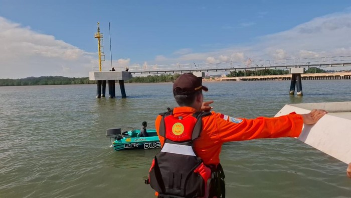 Basarnas Balikpapan lakukan pencarian kru kapal klotok yang hilang diduga diterkam buaya di sekitar Jembatan Nasinal Pulau Balang.
