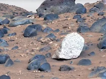 Pertama Kalinya, NASA Temukan Batu Berwarna Terang di Mars