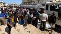 Di lokasi lain, masyarakat terlihat berkumpul di sekitar tangki air, menunggu untuk mengisi wadahnya. Operasi militer Israel telah menewaskan hampir 37.600 orang, menurut otoritas kesehatan Palestina, meninggalkan Gaza dalam kehancuran dan berulang kali membuat orang-orang mengungsi di wilayah pesisir yang diblokade dan berpenduduk padat.